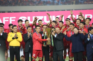 THỦ TƯỚNG, CHỦ TỊCH QUỐC HỘI CHÚC MỪNG ĐỘI TUYỂN VIỆT NAM VÔ ĐỊCH AFF CUP 2018